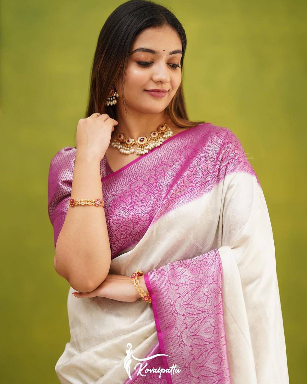 Elegant White and Pink Silk Saree with Intricate Banarasi Border